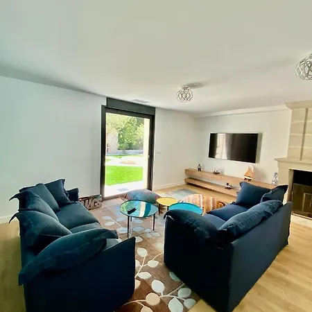 Дом отдыха La Maison L'eperon, Stylish 5 Star Surrounded By Vineyard Near Saint Emilion