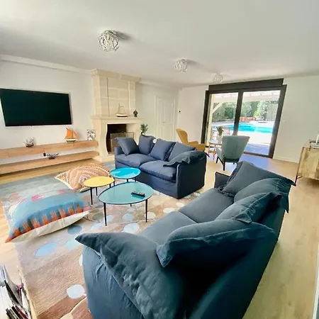 La Maison L'eperon, Stylish 5 Star Surrounded By Vineyard Near Saint Emilion بيت للعطل *