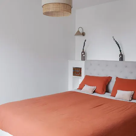 Сasa de vacaciones La Maison L'eperon, Stylish 5 Star Surrounded By Vineyard Near Saint Emilion
