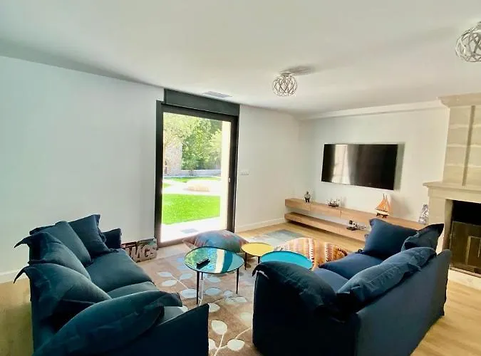 Feriehus La Maison L'eperon, Stylish 5 Star Surrounded By Vineyard Near Saint Emilion