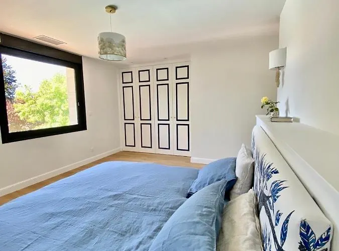 Feriehus La Maison L'eperon, Stylish 5 Star Surrounded By Vineyard Near Saint Emilion *