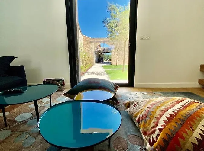 Feriehus La Maison L'eperon, Stylish 5 Star Surrounded By Vineyard Near Saint Emilion *