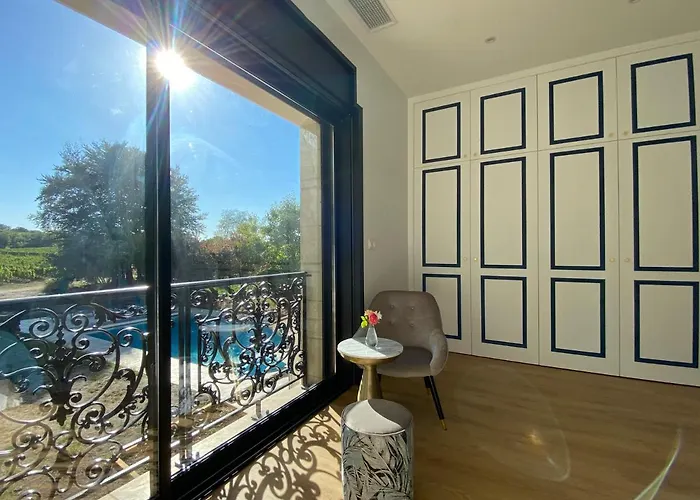 Feriehus La Maison L'eperon, Stylish 5 Star Surrounded By Vineyard Near Saint Emilion Vérac