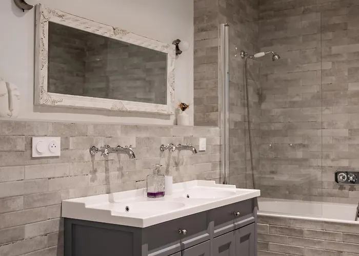 Feriehus La Maison L'eperon, Stylish 5 Star Surrounded By Vineyard Near Saint Emilion *