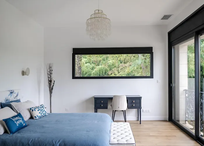 Feriehus La Maison L'eperon, Stylish 5 Star Surrounded By Vineyard Near Saint Emilion *