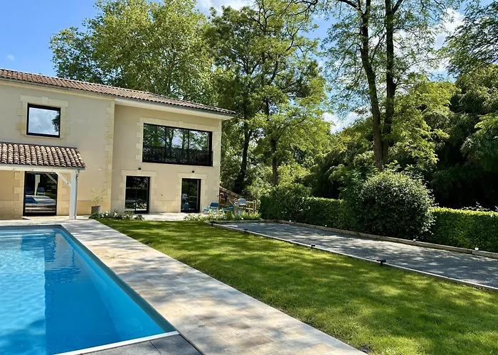 Feriehus La Maison L'eperon, Stylish 5 Star Surrounded By Vineyard Near Saint Emilion Vérac